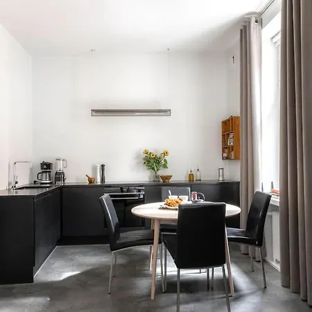 Central, Fully Equipped Apartamento